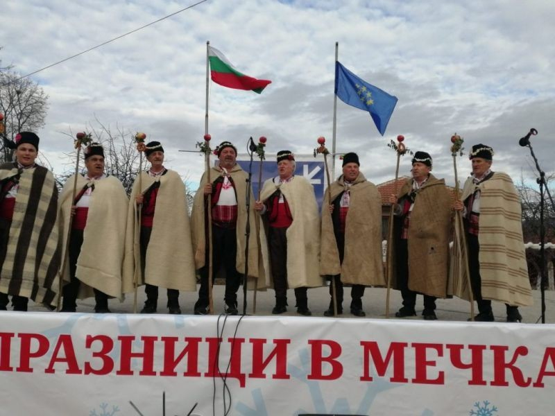 
Откритата сцена в сливенското село Мечкарево за поредна година ще се превърне в арена на състави от различни възрастови групи, певчески и обредни формации...